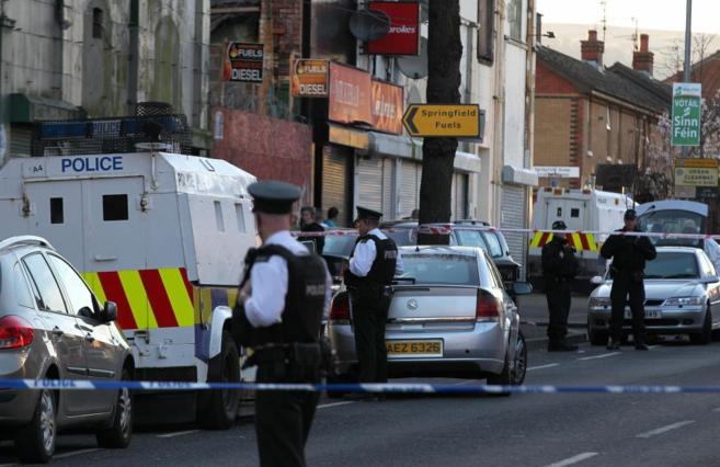 Policas y equipos mdicos en Belfast tras el asesinato de Tommy...