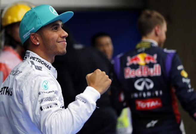 Lewis Hamilton celebra su tercera 'pole' de la temporada.