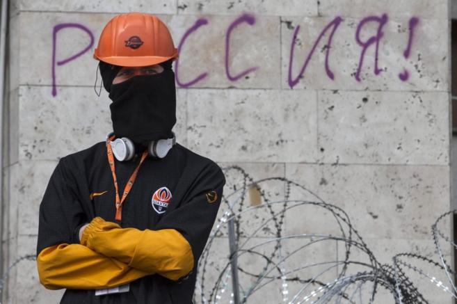 Un prorruso enmascarado protesta en Donetsk.