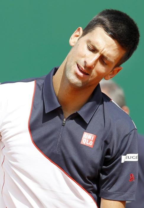 Djokovic se lamenta de un punto fallido ante Federer.