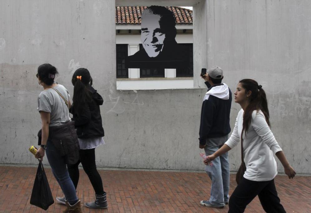 Un retrato de Garca Mrquez sonriente en una calle de Bogot.