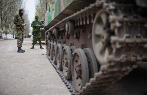 Dos soldados prorrusos vigilan junto a un tanque en Slaviansk.
