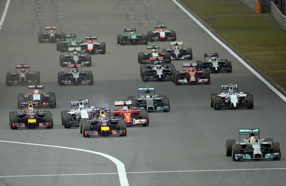 Instantnea de la salida,  Alonso y Massa, ex compaeros, tocaron...
