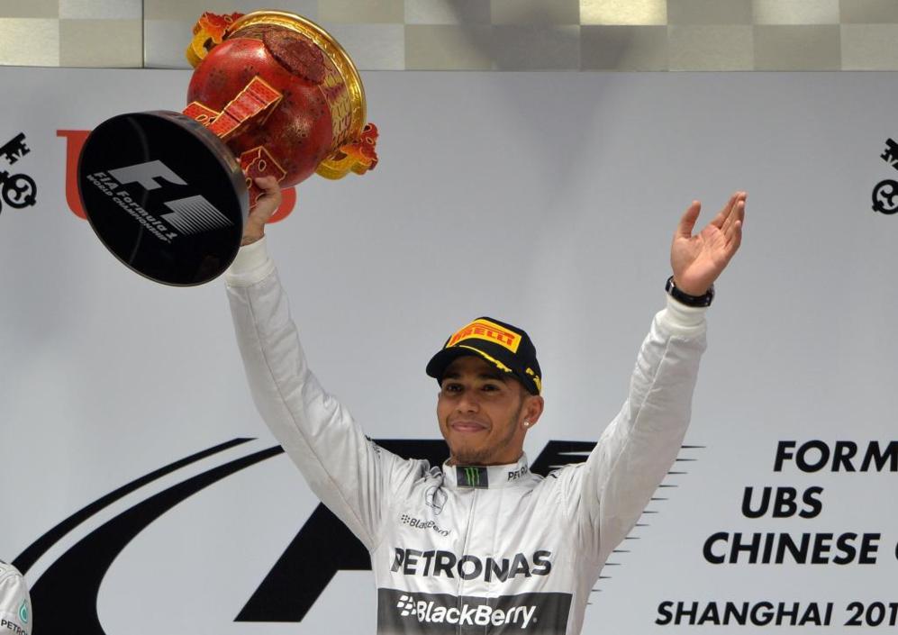 Lewis Hamilton celebra su victoria en la temporada.
