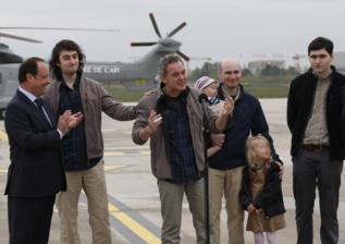 Los periodistas junto a Hollande y los hijos de uno de ellos.
