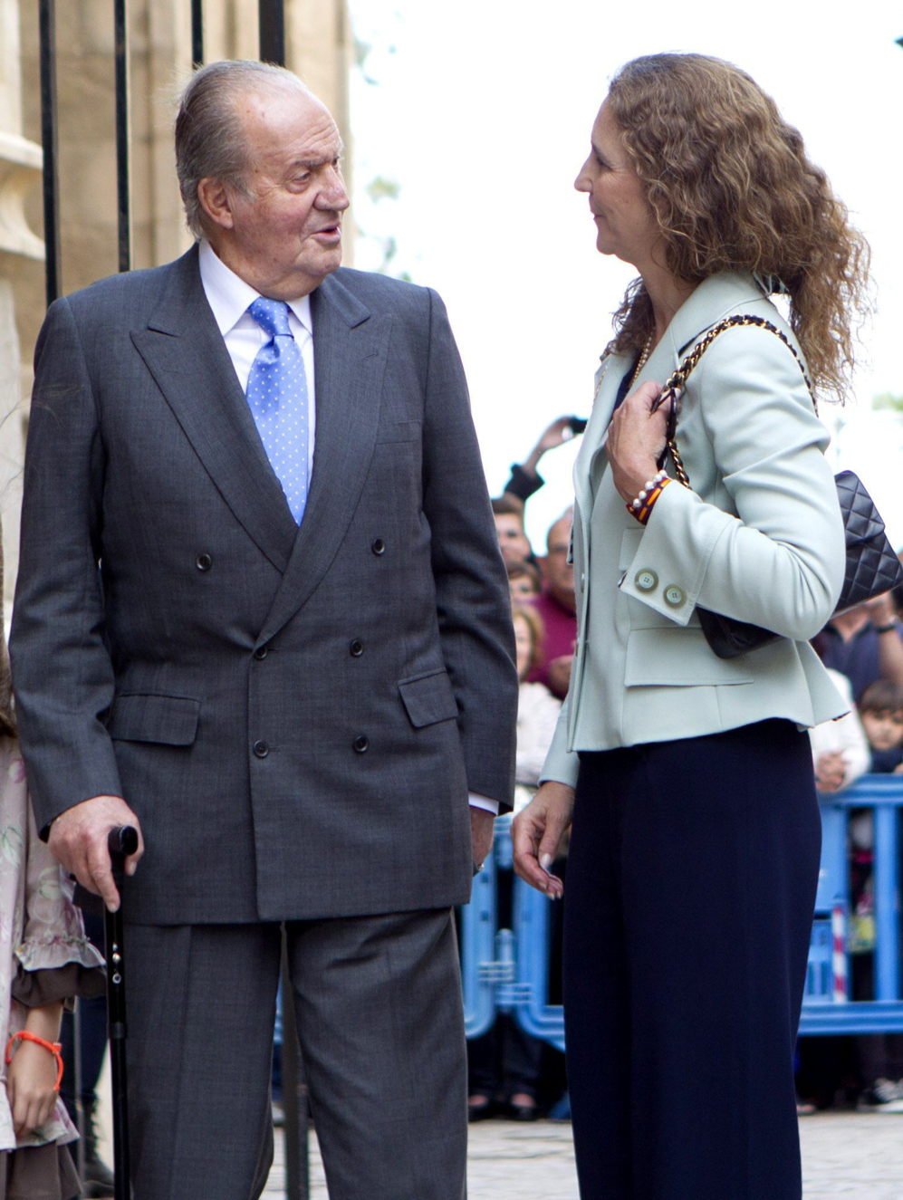 El Rey Juan Carlos conversa con la Infanta Elena a su llegada a la...