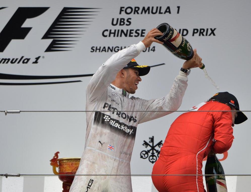 Lewis Hamilton celebra su victoria con Fernando Alonso.