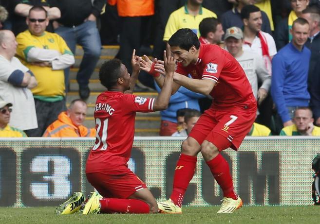 Sterling y Luis Surez celebran el tercer gol del Liverpool.