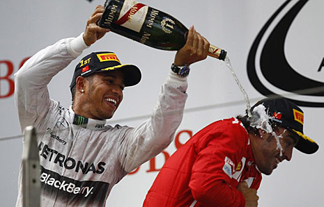 Hamilton riega con champn a Alonso tras su triunfo en China.
