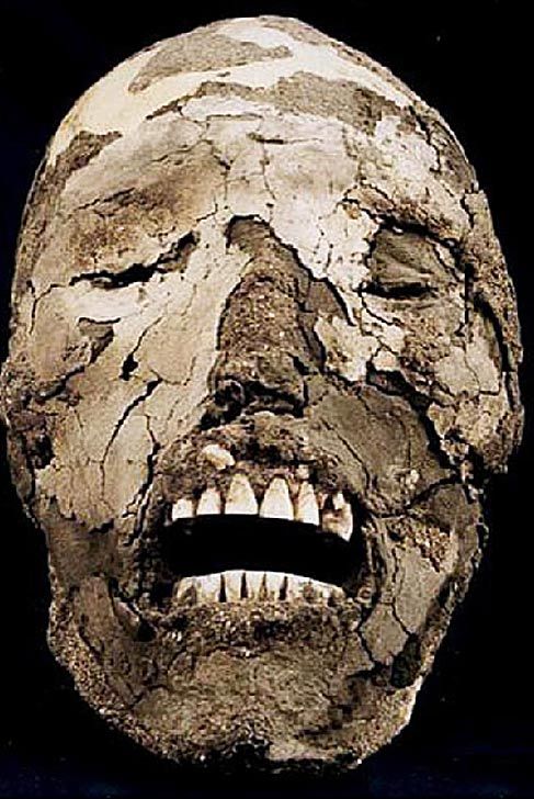 Cabeza de momia que muestra una máscara de manganeso.