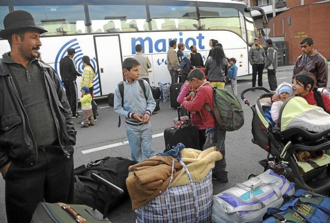 Gitanos rumanos a punto de ser repatriados desde Pars a su pas, en...