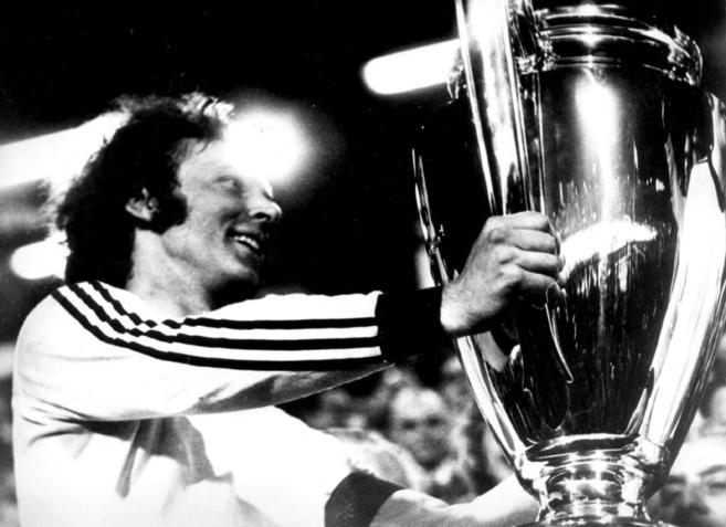 Beckenbauer, con la Copa de Europa de 1974.