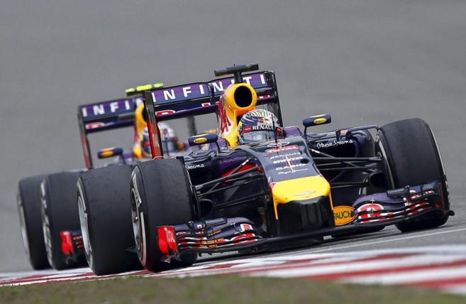 Vettel, perseguido por Ricciardo durante el GP de China.