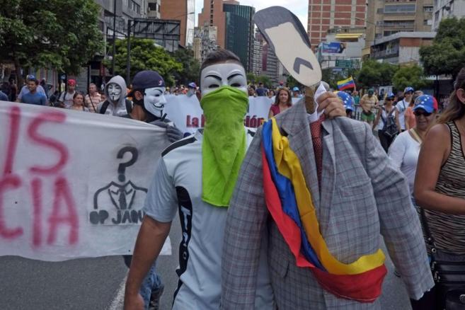 Cientos de venezolanos marchan en Carcas contra el Gobierno de Maduro.