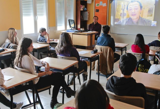 Alumnos en clase en un colegio de Vitoria.