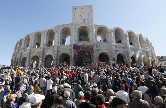 Ms de 7.000 aficionados se manifestaron en Arles por los Toros