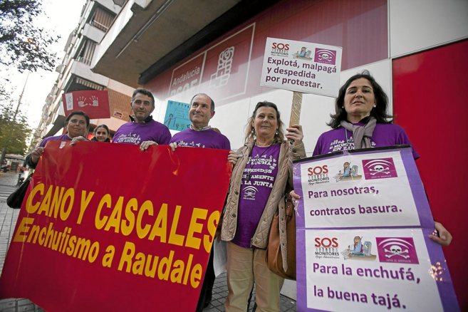 Trabajadores auxiliares protestan ante la sede del PSOE de Córdoba...