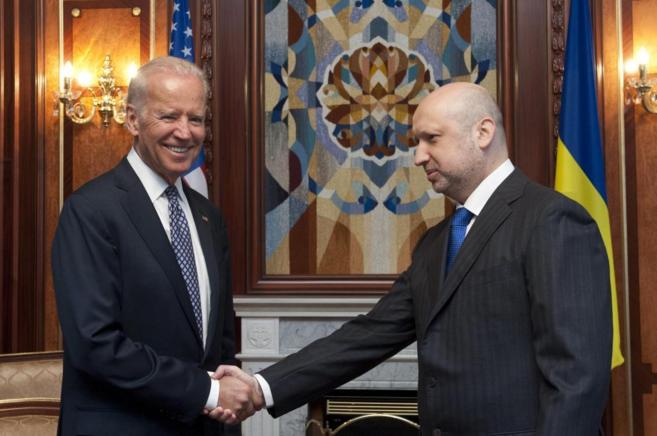 Biden saluda al presidente interino de Ucrania, Oleksander Turchinov.