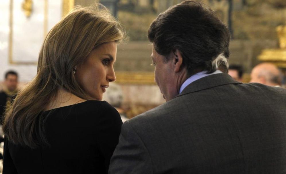 La Princesa de Asturias conversa con el presidente de la Comunidad de...