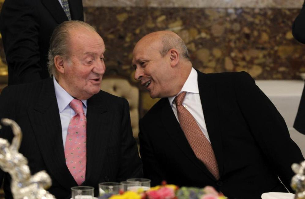 El Rey Juan Carlos conversa con el ministro de Educacin y Cultura,...