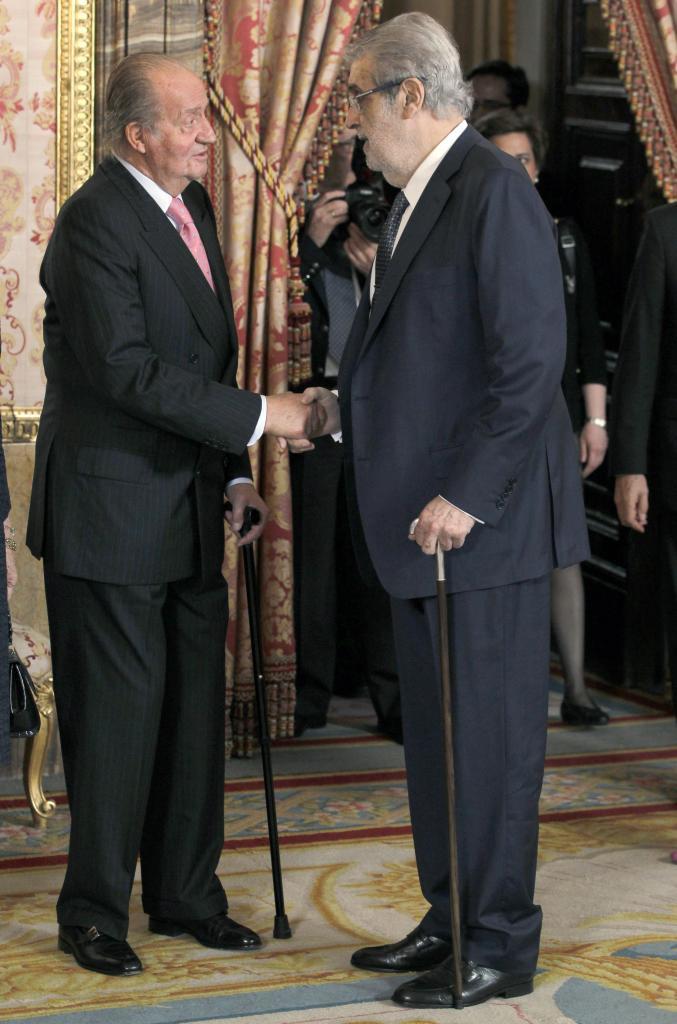 El Rey Juan Carlos saluda al presidente del Grupo Planeta Jos Manuel...