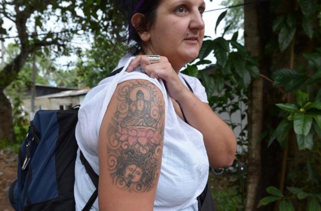 La turista britnica Naomi Michelle Coleman muestra su tatuaje tras...