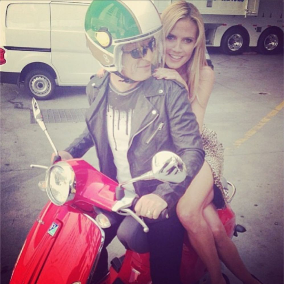En la imagen, la modelo Heidi Klum se pasea en moto sin casco.