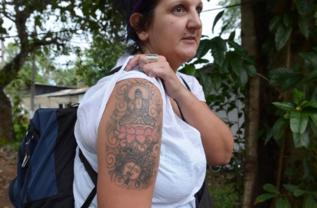 La turista muestra su tatuaje de Buda.