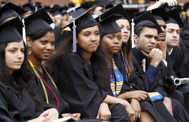 Estudiantes durante su ceremonia de graduacin en la U. de Michigan...