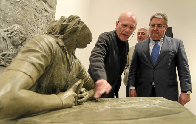 El escultor Julio Lpez Hernndez muestra la obra al alcalde, Juan...
