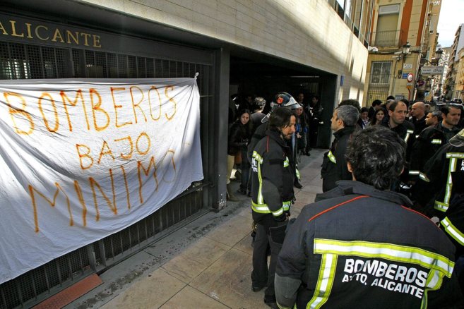 Un grupo de bomberos en Alicante protestan en el 'hall' del...