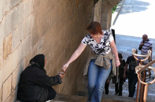 Una mujer pidiendo limosna en el centro de Palma.