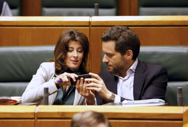 Laura Garrido, en su escaño del Parlamento con Borja Sémper.