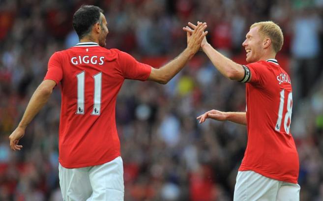Giggs y Scholes celebran un gol como jugadores del Manchester United.