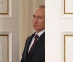 El presidente ruso, Vladimir Putin, en su residencia a las afueras de...