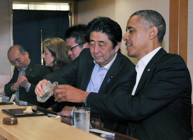 El primer ministro japons sirve sake a Obama en una cena privada en...