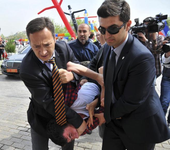 La polica turca detiene a un adolescente en Estambul en el Da...