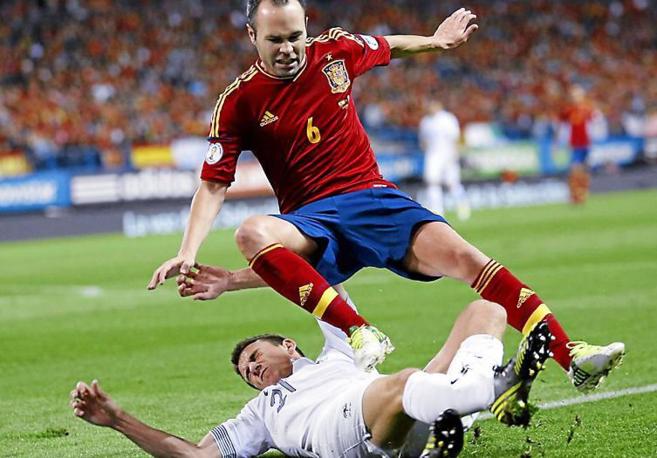 Iniesta sufre la entrada de un jugador de la seleccin francesa,...