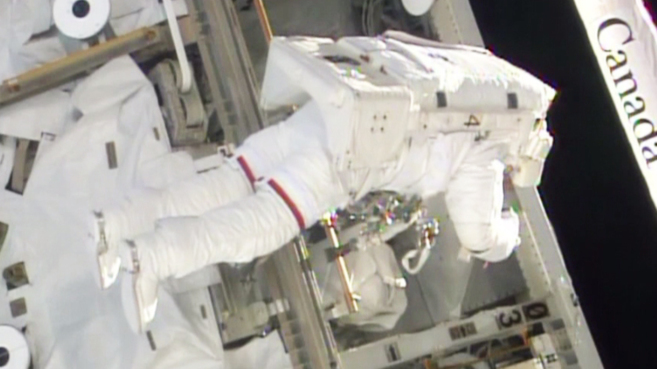 Uno de los astronautas durante el paseo espacial.