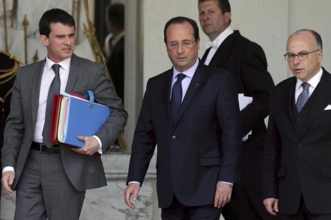 Manuel Valls, el presidente François Hollande y el ministro del...