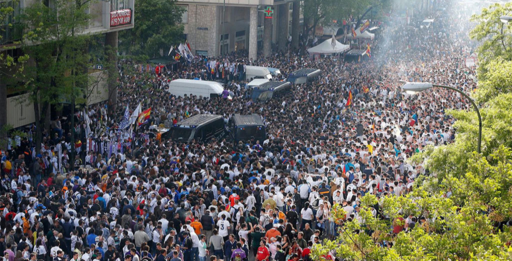 Los seguidores del Real Madrid toman los alrededores del Bernabu...