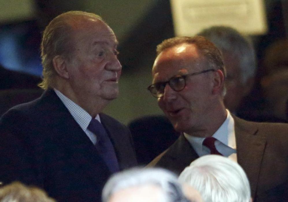 El Rey Juan Carlos en el palco, junto al presidente del Bayern...