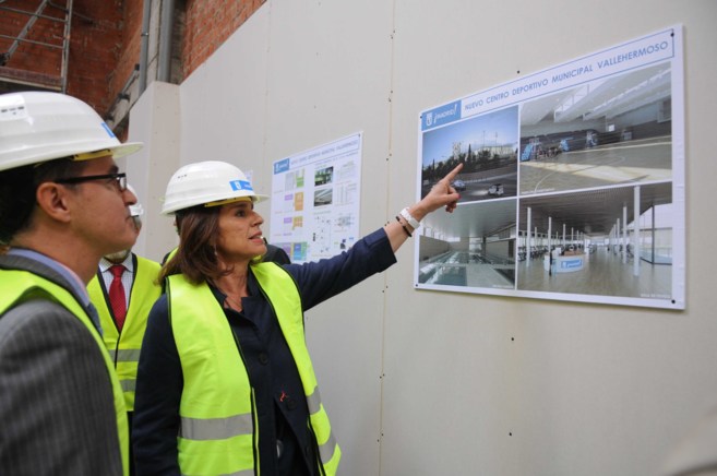 Ana Botella, alcaldesa de Madrid, durante la visita a las obras del...