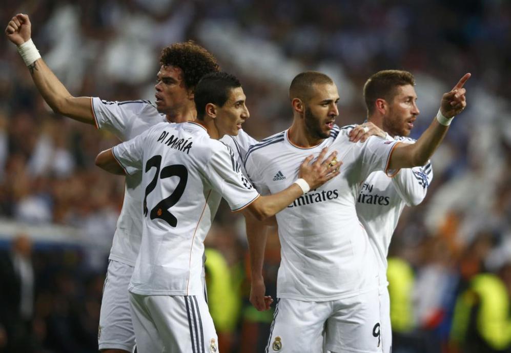 Benzema celebra el 1-0 tras una contra lanzada por Cristiano y una...