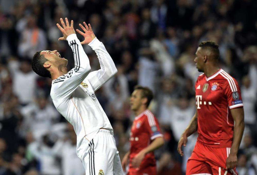 Cristiano Ronaldo mando altsimo el baln cuando dispona de una...