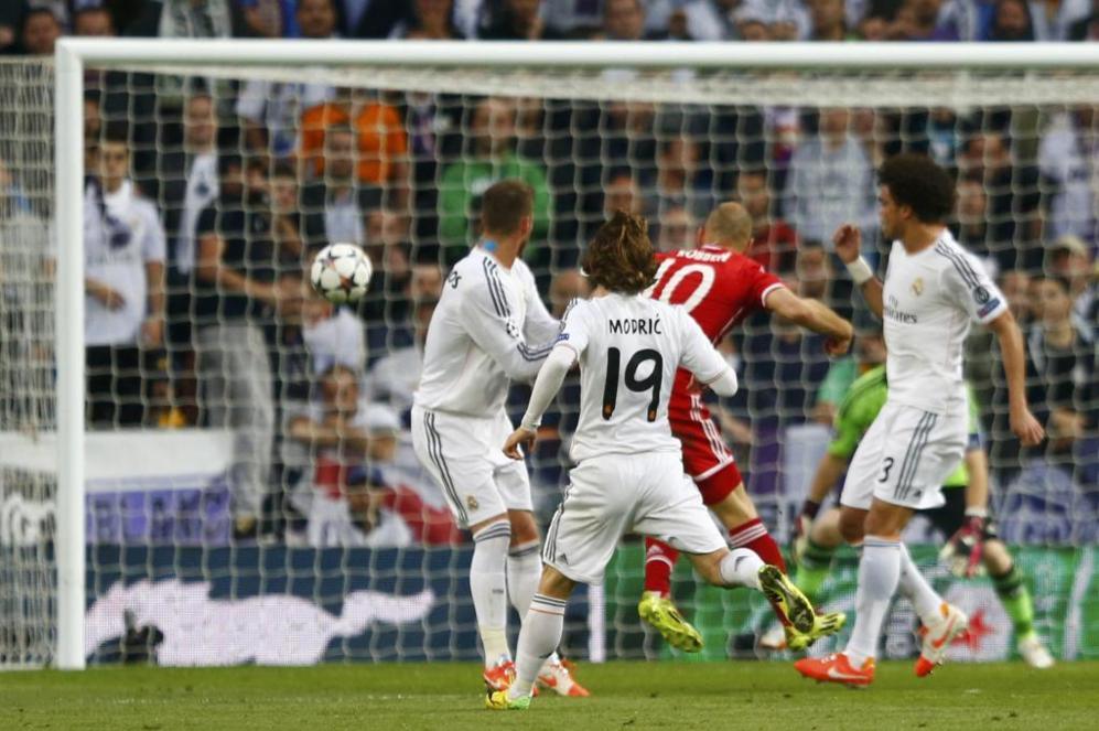 Robben falla una ocasin de gol en los primeros minutos.