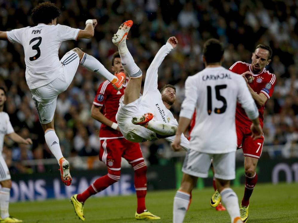 Sergio Ramos y Pepe saltan para despejar el baln.
