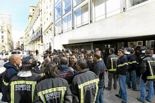 Bomberos del SPEIS concentrados a la puerta del Ayuntamiento de...