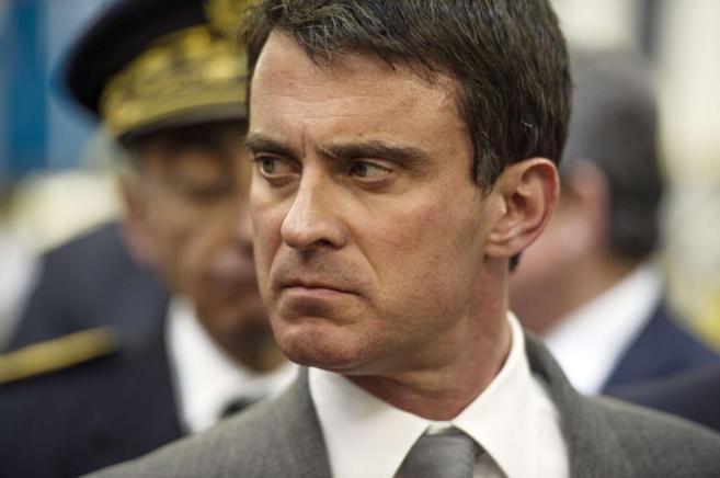 El primer ministro francés, Manuel Valls, de visita en una fábrica...