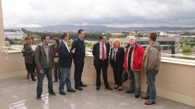 Responsables de CCOO y el Ayuntamiento de Alcalá durante la entrega...